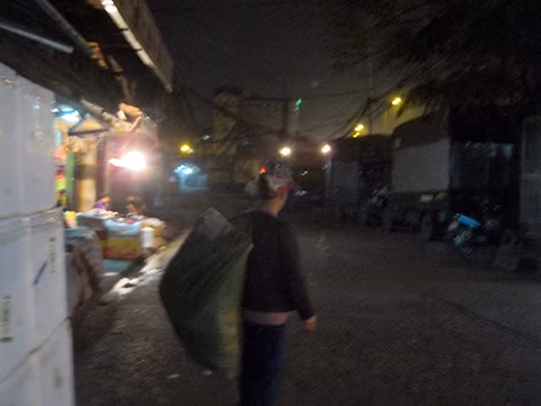 Hành trình tìm con của bà Thành như một thước phim đầy nước mắt.