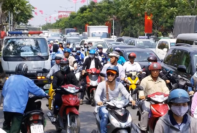 Đường vào sân bay Tân Sơn Nhất bị ùn ứ