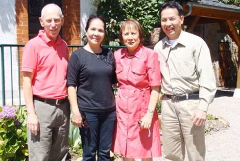 Từ trái qua: Anh Michel (chồng chị Việt Nga), chị Hòa Bình, chị Việt Nga, anh Quốc Hưng. (Ảnh chụp tại Pháp năm 2012).
