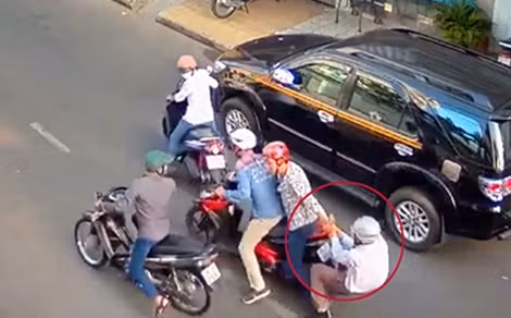 Nguyễn Thị Thảo và đồng bọn đang kéo lê ông Hải trên đường.