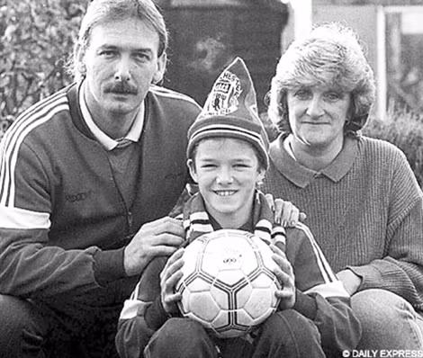 Beckham cùng cha mẹ, ông Ted và bà Sandra.