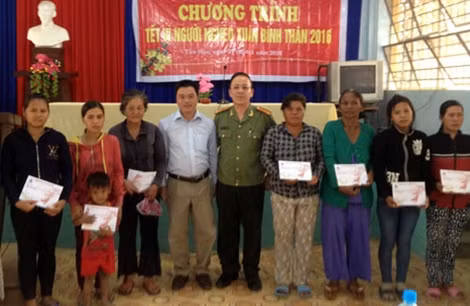 Đại tá Nguyễn Thanh Hải và ông Nguyễn Minh Tuấn thăm hỏi, tặng quà bà con nghèo.