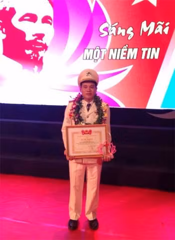 Đại uý Đỗ Hoài Nam tại lễ tuyên dương 70 gương thanh niên Công an, Quân đội tiêu biểu trong Học tập và làm theo tấm gương đạo đức Hồ Chí Minh, giai đoạn 2012 - 2014.