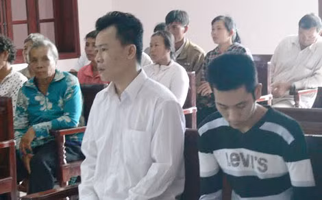 Hai kẻ cuồng dâm Trọng và Lực trước tòa.