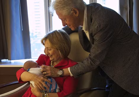 Nụ cười luôn thường trực trên môi bà Hillary Clinton mỗi khi xuất hiện trước công chúng.