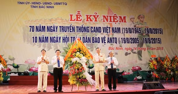 Thượng tướng Tô Lâm tặng lẵng hoa chúc mừng cán bộ, nhân dân và Công an tỉnh Bắc Ninh. Thượng tướng Tô Lâm tặng lẵng hoa chúc mừng cán bộ, nhân dân và Công an tỉnh Bắc Ninh.