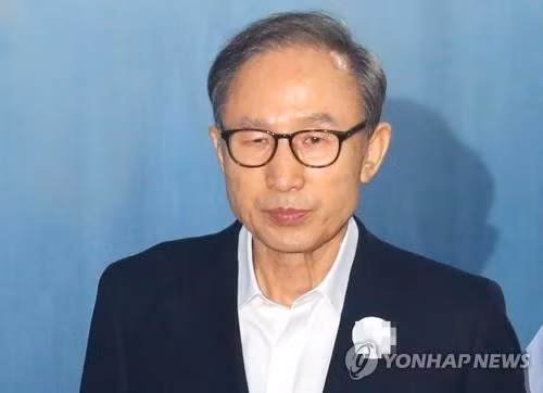 Cựu Tổng thống Hàn Quốc Lee Myung-bak bị kết án 15 năm tù. Ảnh: Yonhap Cựu Tổng thống Hàn Quốc Lee Myung-bak bị kết án 15 năm tù. Ảnh: Yonhap