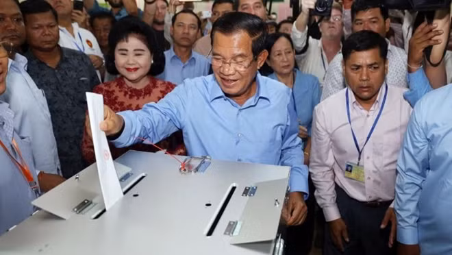 Ông Hun Sen cùng vợ tham gia bỏ phiếu tại điểm bỏ phiếu ở Takhmao hôm 29-7. Ảnh: Phnompenh Post