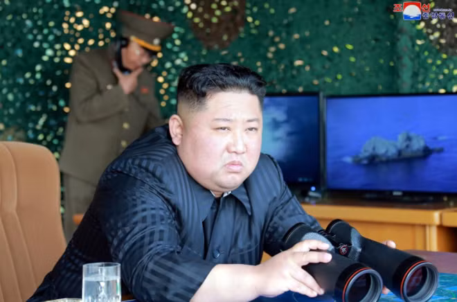 Nhà lãnh đạo Triều Tiên Kim Jong-un giám sát một cuộc thử nghiệm tên lửa. Ảnh: KCNA