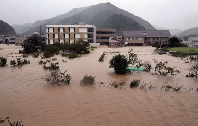 Bão Talim gây mưa lớn và ngập lụt tại đảo cực Nam Kyushu. Ảnh: