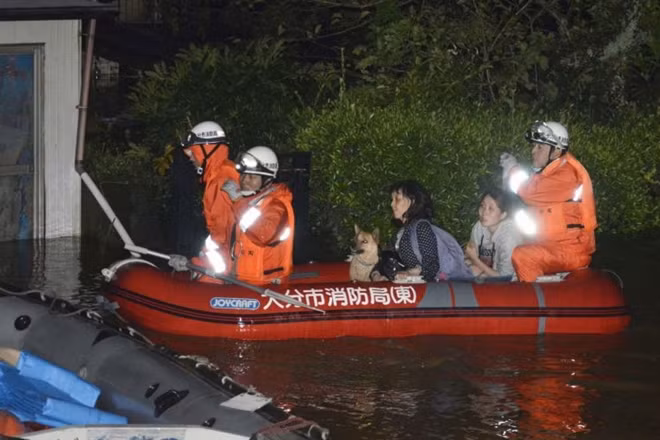 Hiện vẫn còn 3 người mất tích trong bão Talim. Ảnh: Straits Times