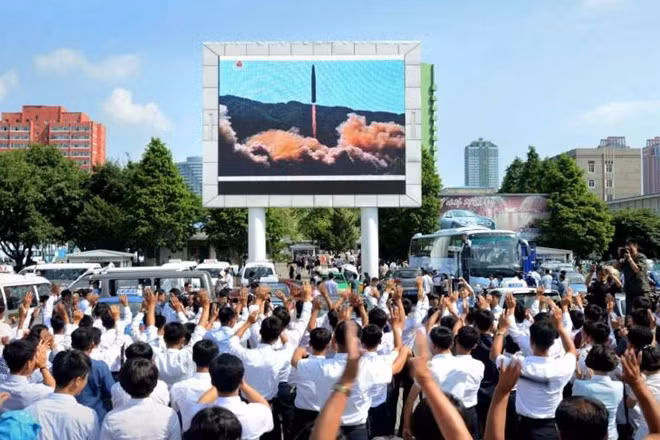 Người dân Bình Nhưỡng đang theo dõi việc phóng thử tên lửa đạn đạo xuyên lục địa Hwasong-14 trong bức ảnh do KCNA Triều Tiên công bố. PHOTO: REUTERS