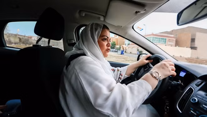 Phụ nữ Saudi Arabia đã hoàn toàn tự tin "cầm lái". Ảnh: CNN