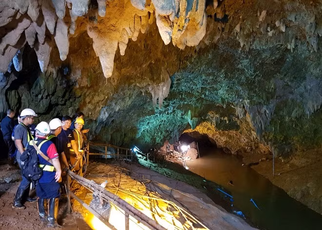 Từ phía bên ngoài hang nhìn vào. Ảnh: Reuters