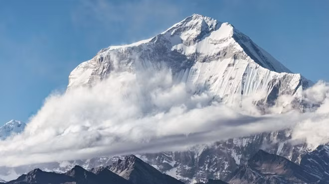 Đỉnh Gurja nằm trong quần thể của núi Dhaulagiri, một trong 7 ngọn núi cao nhất thế giới. Ảnh: Sky News