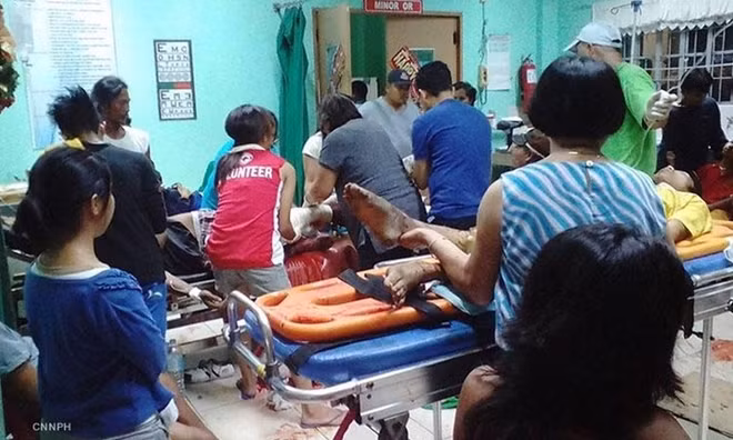 Những người bị thương được đưa vào bệnh viện. Ảnh: CNN