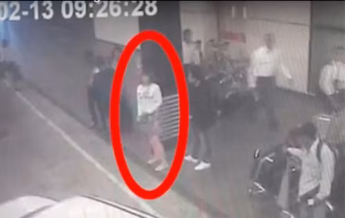 Camera an ninh phát hiện một trong hai người phụ nữ bị tình nghi đã ám sát ông Kim Jong-nam tại sân bay. Ảnh: The Star
