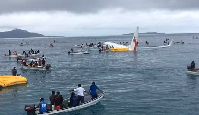 Chiếc máy bay chìm dần xuống biển. Ảnh: Reuters