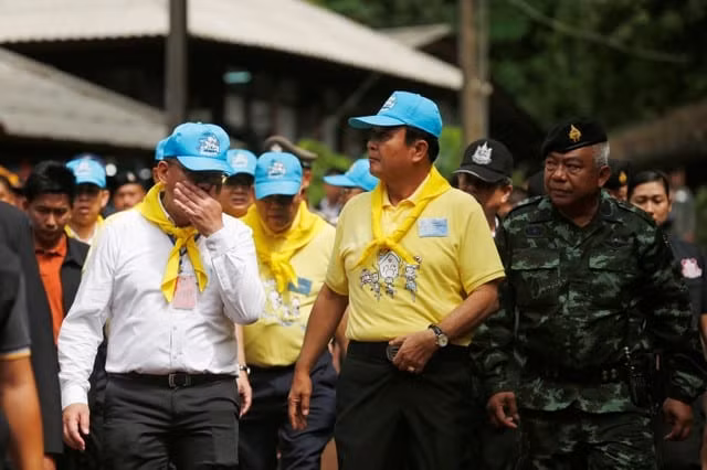 Sáng 29-6, Thủ tướng Prayut Chan-ocha đã có chuyến thị sát công tác cứu hộ 13 người bị mất tích. "Phải có niềm tin. Niềm tin làm nên mọi thứ", ông nói với người thân các nạn nhân. Ông an ủi gia đình các nạn nhân hãy đặt niềm tin vào chính quyền, và vào "những đứa trẻ mãnh mẽ và cường tráng của chúng ta". Ảnh: RTE