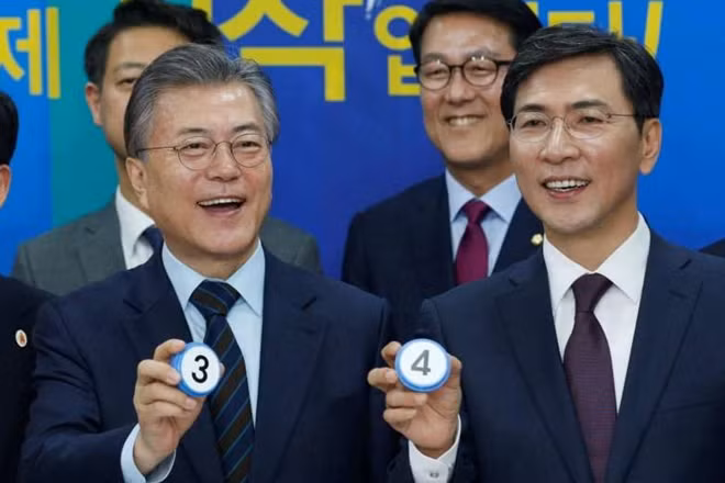 Hai ứng cử viên cho vị trí Tổng thốngMoon Jae-in - cựu lãnh đạo Đảng Dân chủ, Thống đốc tỉnh Nam Chungcheong An Hee-jung. Ảnh: REUTERS