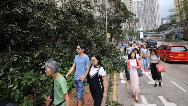 Người dân Hong Kong đi làm trở lại trong tình trạng giao thông vẫn đang đình trệ vào sáng đầu tuần. Ảnh: SCMP