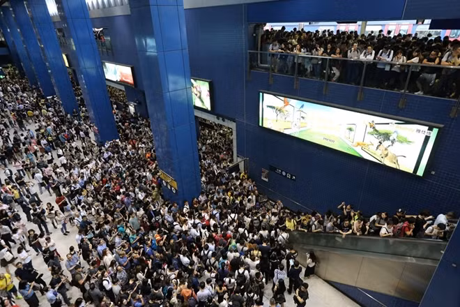 Giao thông gián đoạn khiến dòng người dồn ứ tại nhiều ga tàu. Ảnh: SCMP