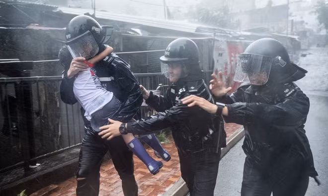 Công tác cứu hộ được triển khai tại Hong Kong để đưa người dân đến khu vực an toàn. Ảnh: The Guardian