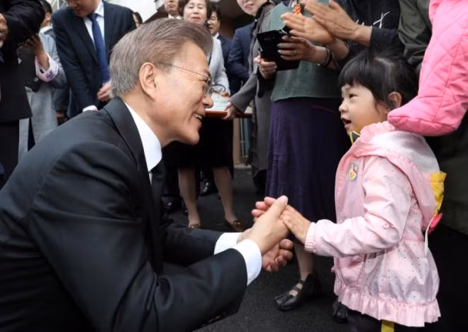 Chăm sóc trẻ em và hỗ trợ người lao động là điểm cộng của chính sách của ông Moon Jae-in. Ảnh: Reuters Chăm sóc trẻ em và hỗ trợ người lao động là điểm cộng của chính sách của ông Moon Jae-in. Ảnh: Reuters