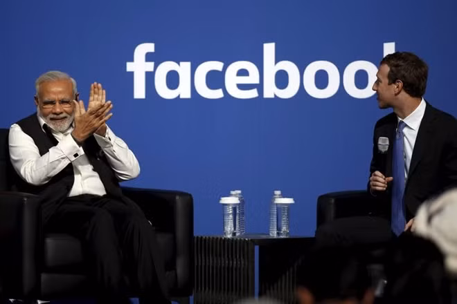 Thủ tướng Ấn Độ Narendra Modi trong cuộc trò chuyện với Giám đốc điều hành Facebook Mark Zuckerberg tại trụ sở chính của Facebook ở Menlo Park, California năm 2015. Ảnh: Reuters