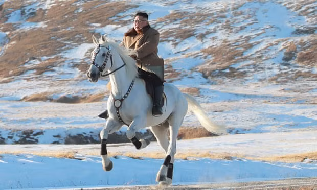 Ông Kim Jong-un cưỡi ngựa trắng trên núi Paektu. Ảnh: Yonhap
