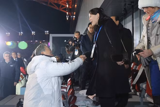 Cái bắt tay giữa Tổng thống Hàn Quốc Moon Jae In và bà Kim Yo Jong, em gái nhà lãnh đạo Triều Tiên Kim Jong-un, tại lễ khai mạc Thế vận hội mùa đông Pyeongchang hôm 9-2 được coi là cái bắt tay lịch sử. Ảnh: Reuters