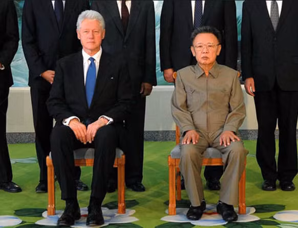 Cựu Tổng thống Mỹ Bill Clinton cùng nhà lãnh đạo Triều Tiên Kim Jong-il trong cuộc gặp tại Bình Nhưỡng, Triều Tiên vào ngày 4-8-2009. Ảnh: KCNA