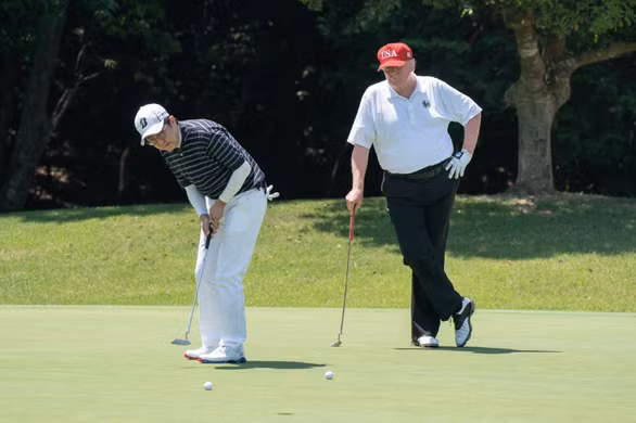 Hai nhà lãnh đạo đã tái hiện màn ngoại giao sân golf trên đất Nhật. Ảnh: Twitter