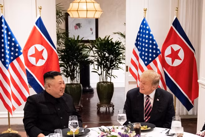 Tổng thống Mỹ Donald Trump và Chủ tịch Triều Tiên Kim Jong-un tại Hội nghị Thượng đỉnh Mỹ-Triều lần 2 diễn ra tại Hà Nội. Ảnh: Reuters