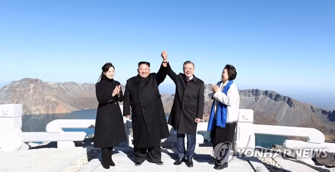 Hai nhà lãnh đạo nở nụ cười rạng rỡ khi cùng chinh phục đỉnh núi Paektu. Ảnh: Yonhap
