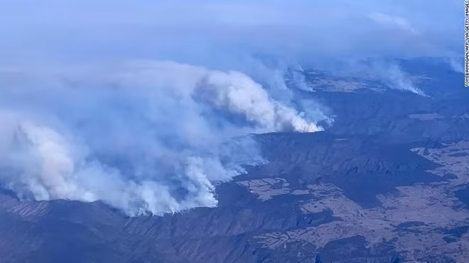 Bang Queeensland và bang New South Wales đã buộc phải ban bố tình trạng khẩn cấp về cháy rừng, theo đó trao nhiều quyền hơn cho lực lượng cứu hỏa nhằm kiểm soát các vụ cháy, bao gồm tiếp cận nhiều hơn nguồn lực củ chính phủ, điều tiết giao thông, hay ra lệnh phá hủy các công trình hoặc cắt các dịch vụ khí đốt, điện, nước khi cần thiết. Ảnh: CNN