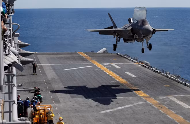 Máy bay chiến đấu tàng hình Lockheed Martin F-35B chuẩn bị hạ cánh xuống tàu sân bay USS Wasp. Ảnh: Reuters
