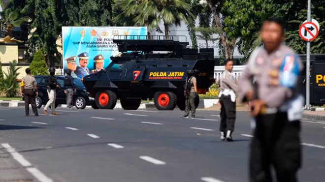 An ninh tại Surabaya cũng như tại nhiều khu vực khác của Indonesia đang được thắt chặt cao độ sau các vụ đánh bom liên tiếp trong 2 ngày qua. Ảnh: Reuters