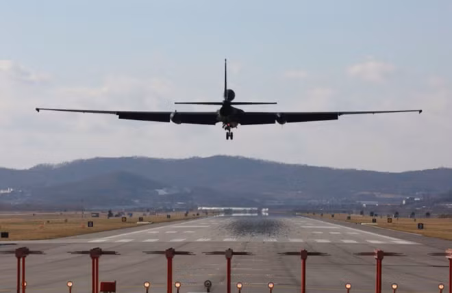 Máy bay do thám không gian U-2s chuẩn bị hạ cánh tại Căn cứ Không quân Mỹ Osan, Pyeongtaek, Hàn Quốc hôm 4-12. Ảnh: AP
