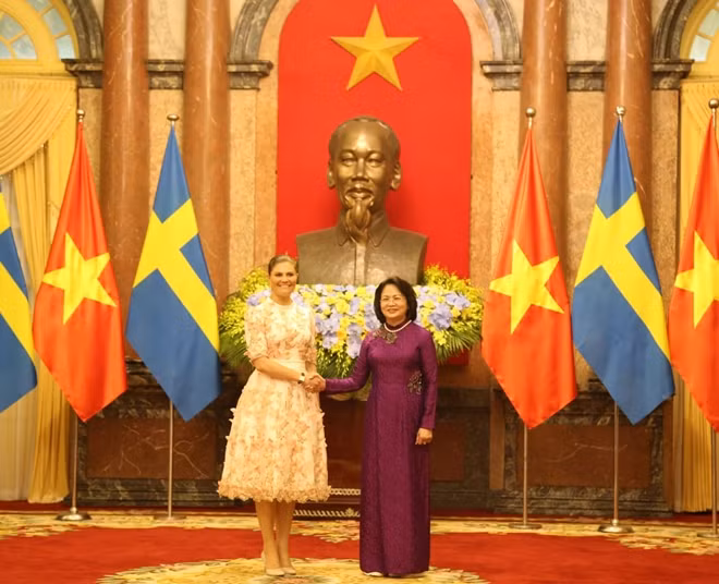 Phó Chủ tịch nước Đặng Thị Ngọc Thịnh và Công chúa kế vị Thụy Điển Victoria Ingrid Alice Desiree chụp ảnh chung.