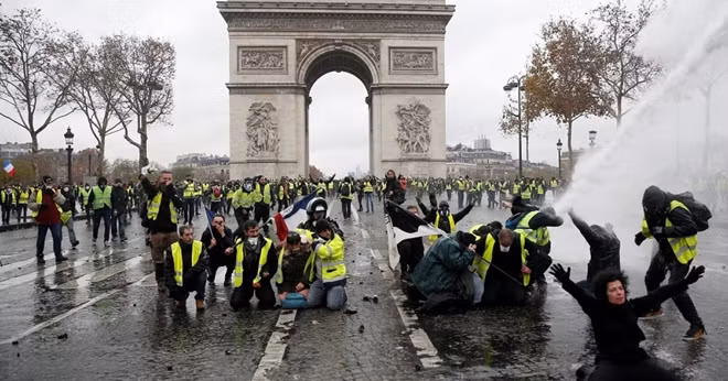 Đại lộ Champs-Élysée là khu vực đầu tiên mà các đối tượng biểu tình tập trung. Tuy nhiên sau khi khu vực này bị cảnh sát phong tỏa, nhóm biểu tình quá khích đã tiến đến Khải Hoàn Môn. Ảnh: Reuters
