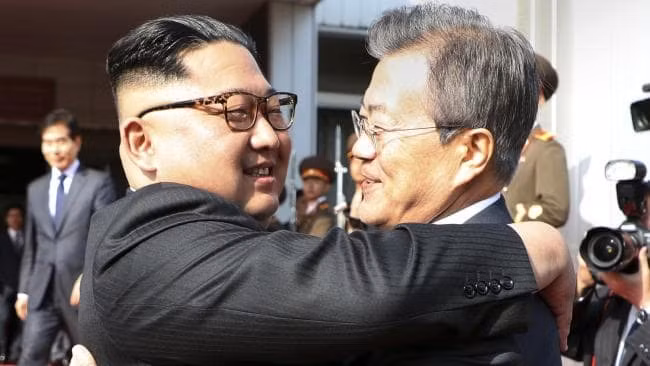 Nhà lãnh đạo Triều Tiên Kim Jong-un và Tổng thống Hàn Quốc Moon Jae-in trong cuộc gặp thượng đỉnh lần 2 diễn ra hôm 26-5 vừa qua. Ảnh: Reuters