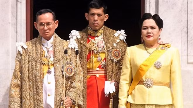 Thái tử Maha Vajiralongkorn trong một bức ảnh chụp cùng cố quốc vương Bhumibol Adulyadej và hoàng hậu Sirikit. Ảnh: Pinterest