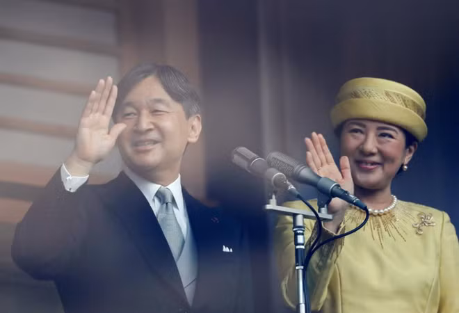 Nhà vua Naruhito và Hoàng hậu Masako đưa tay vẫy chào người dân. Ảnh: Reuters