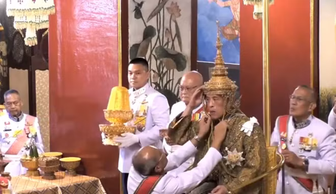 Nhà vua Thái Lan sau đó chính thức đội vương miện và tuyên thệ kế vị. Ảnh: National News Bureau of Thailand