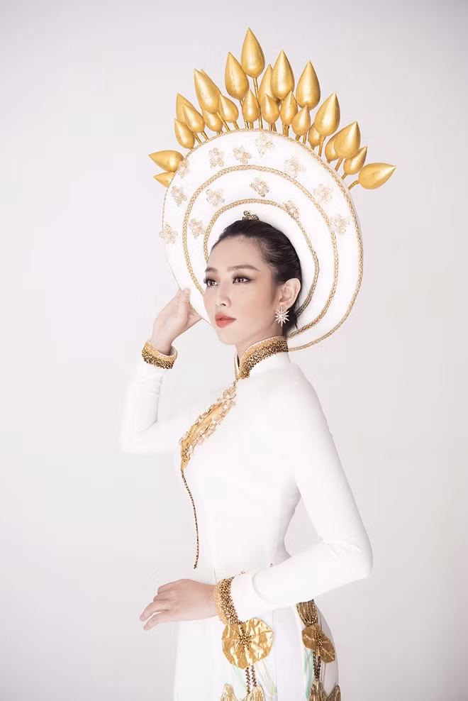 Sau quá trình chuẩn bị gấp rút, Thuỳ Tiên cùng ekip đã hoàn thiện bộ Quốc phục với chủ đề “Việt Nam – Nước non ngàn dặm” trên nền tảng chiếc Áo dài Việt Nam duyên dáng trong bộ hình và clip hậu trường được thực hiện trước ngày sang Nhật.