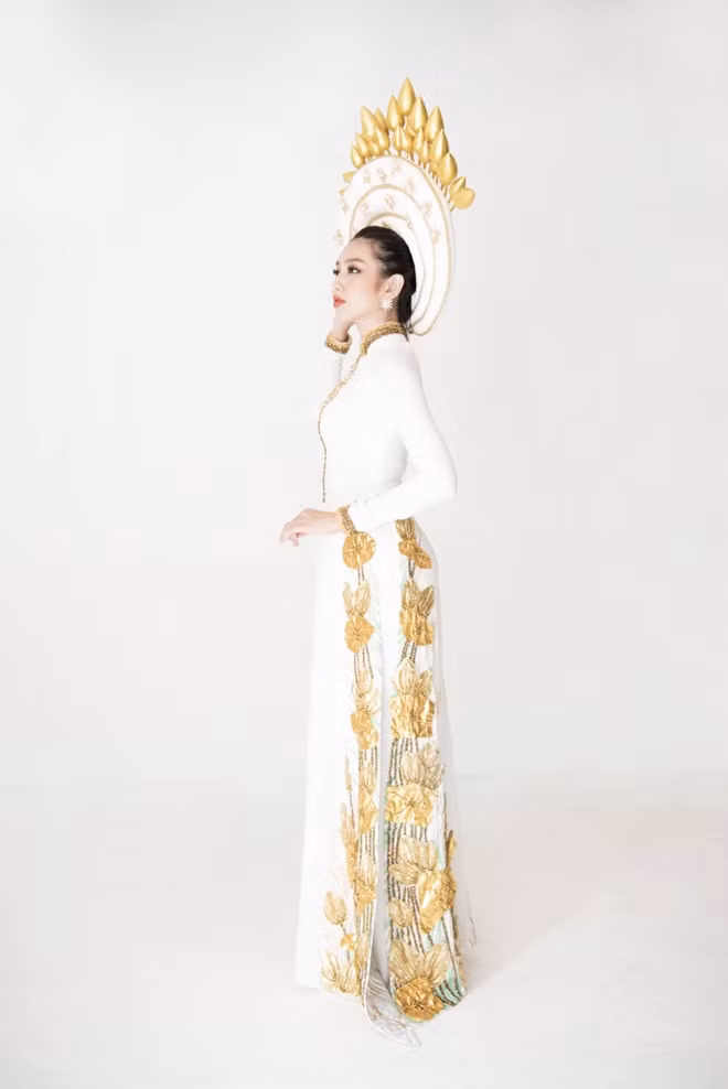 Được bàn tay tài hoa của NTK Việt Hùng “hoá phép”, những danh lam thắng cảnh mọi miền Tổ quốc hiện lên sống động trên tà áo qua nét vẽ nghệ thuật của những hoạ sĩ lành nghề.