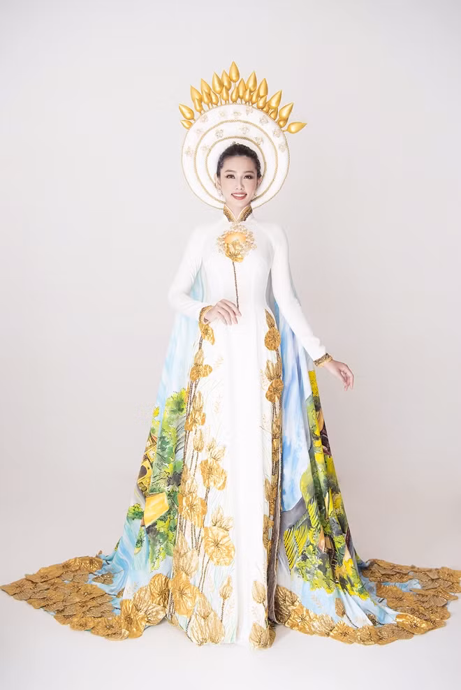 Có thể thấy Thuỳ Tiên thêm nữ tính mà không kém phần nghiêm trang khi khoác lên bộ Quốc Phục mượn hình ảnh của chiếc Áo dài Nữ sinh trắng tinh khôi, một nét đẹp thuần Việt đại diện cho sự trẻ trung và trí tuệ.