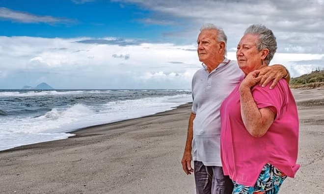 Ông Gus Hutt cùng vợ mình. Ảnh: WHAKATĀNE BEACON