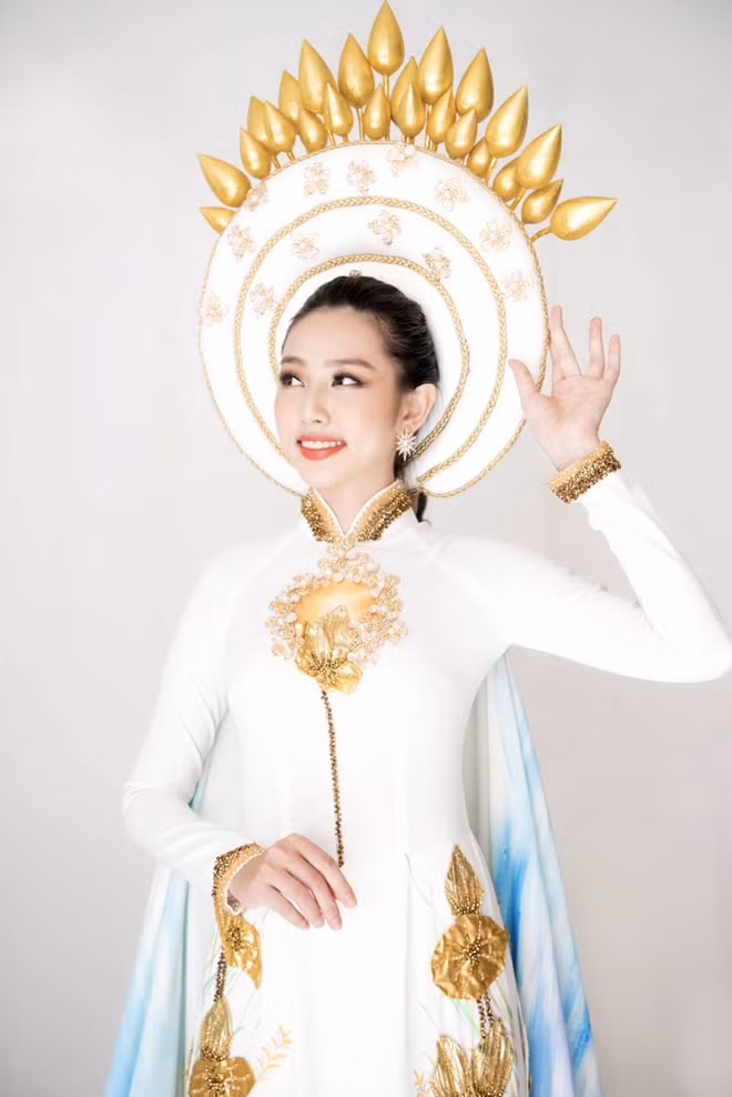 Vẻ đẹp dịu dàng và quý phái của Nguyễn Thúc Thùy Tiên.